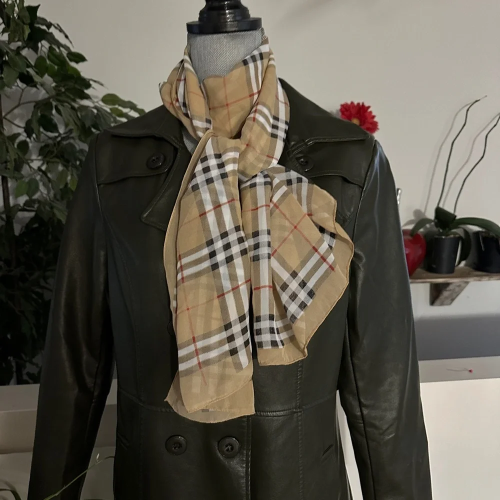 🧣 - Picture 2 of 3